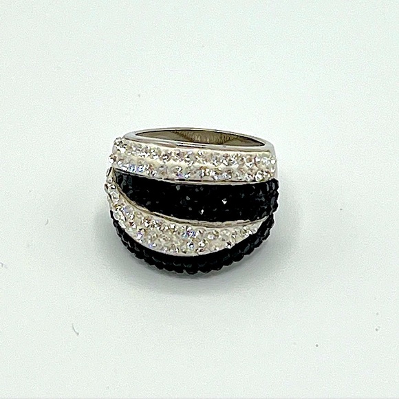 NWOT Black and white Crystal Dome Ring sz 7 - Picture 3 of 5